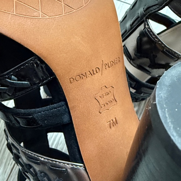 Donald / Pliner Galdiator Stlye Sandals - Picture 5 of 7